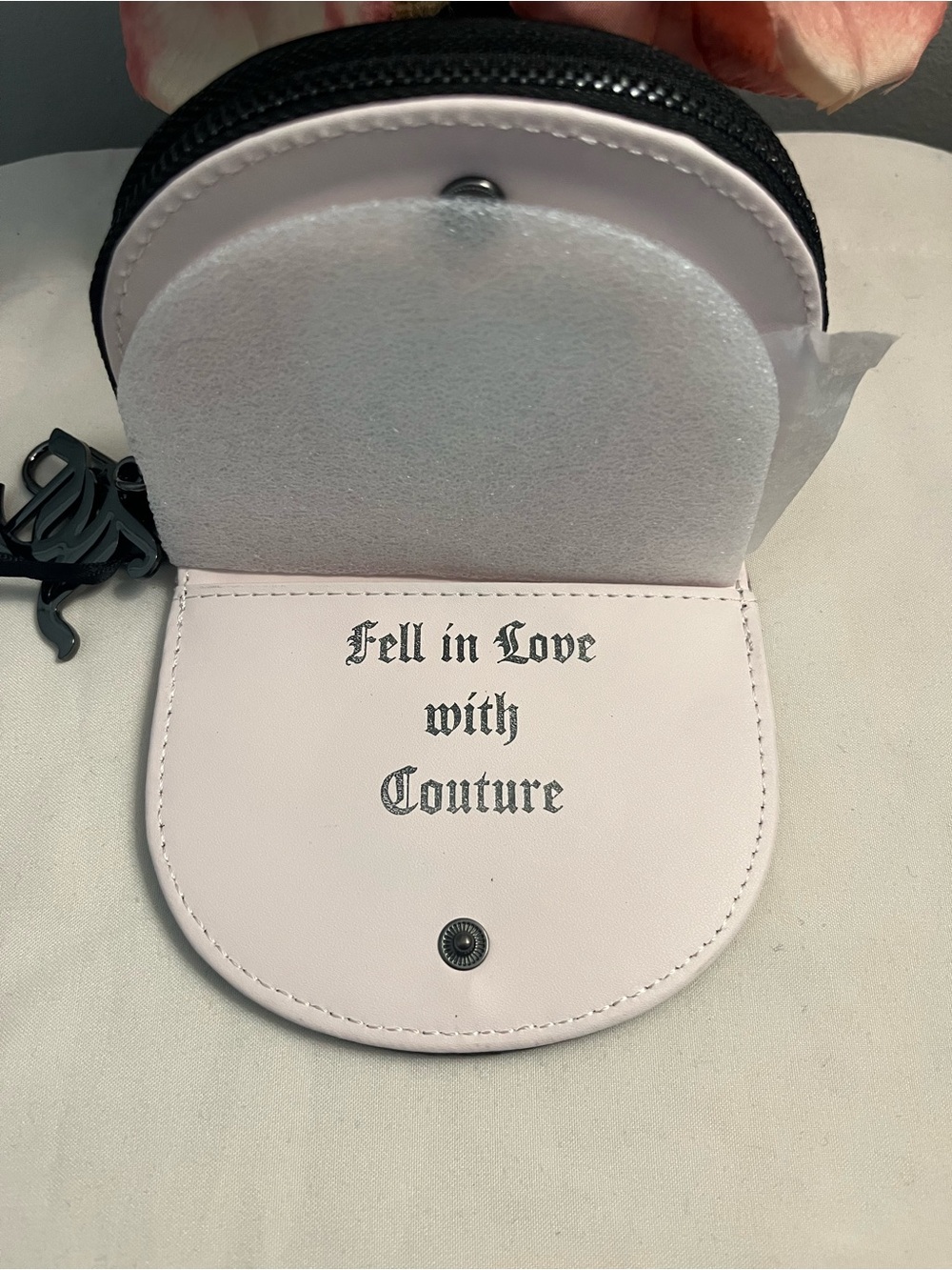 JUICY COUTURE NWT TAKING THE LEAD mirror inside half moon CARD HOLDER Wallet. - Picture 4 of 9